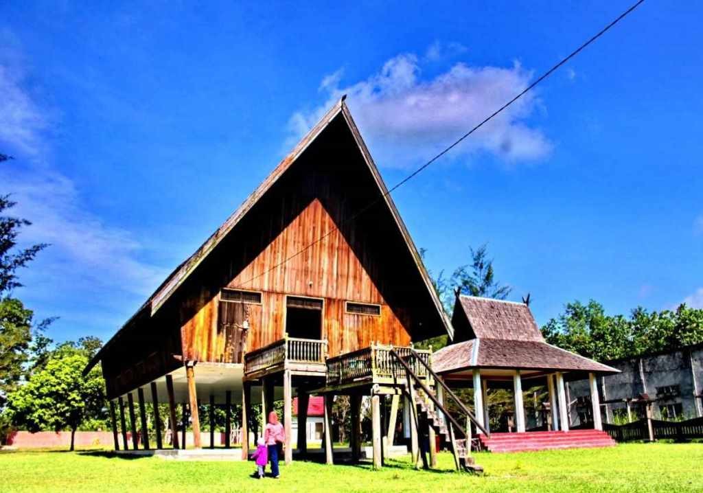 Beragam Rumah Adat Kalimantan dengan Ciri Khas Keunikannya